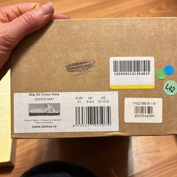 Brand new Alohas off-white leather slip-on criss cross sandals. Size 10. - Picture 8 of 10